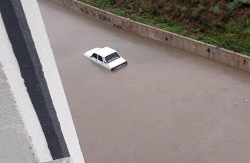 Ankara’da sağanak yağış etkili oldu, sokaklar göle döndü Ankara’da akşam saatlerinde etkili olan sağanak nedeniyle cadde ve sokaklar