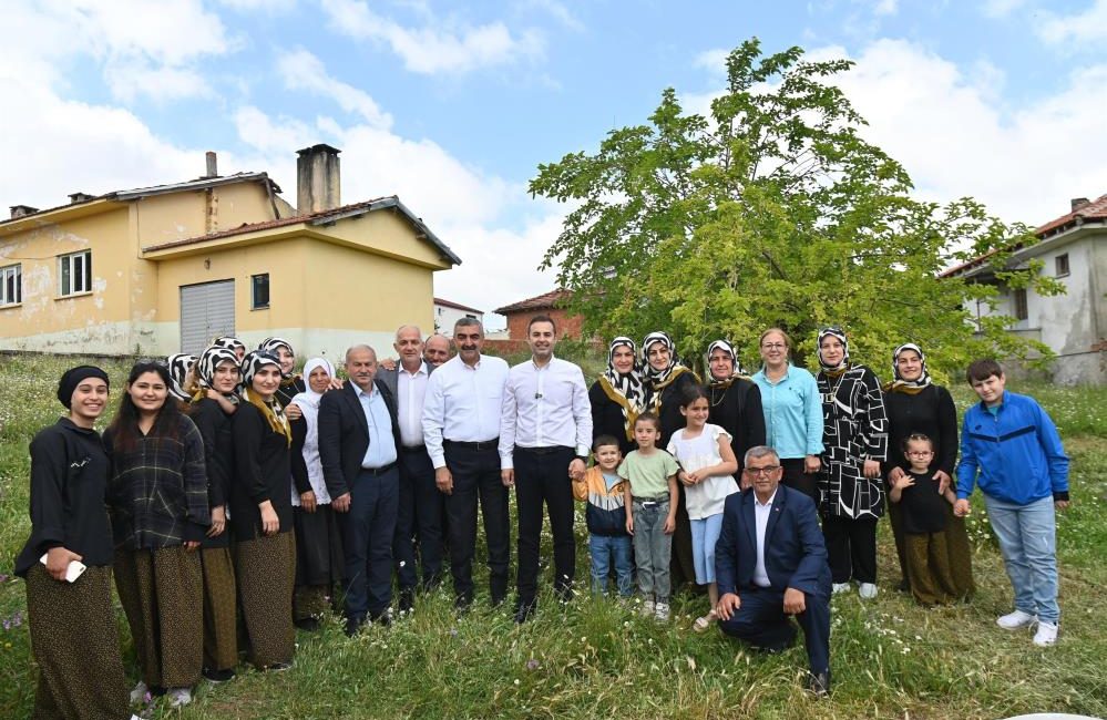 Başkan Akın, hayırlarda vatandaşlarla bir araya geldi Kırsal mahallelerde düzenlenen Hıdırellez hayırlarına katılarak vatandaşlarla bir araya gelen