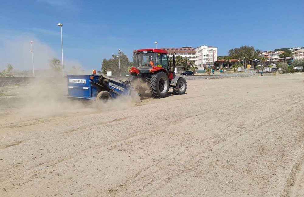 Ayvalık’ta sezon hazırlığı hız kesmeden devam ediyor Ayvalık Belediyesi Temizlik İşleri Müdürlüğü bünyesindeki ekipler, şehrin turist akınına