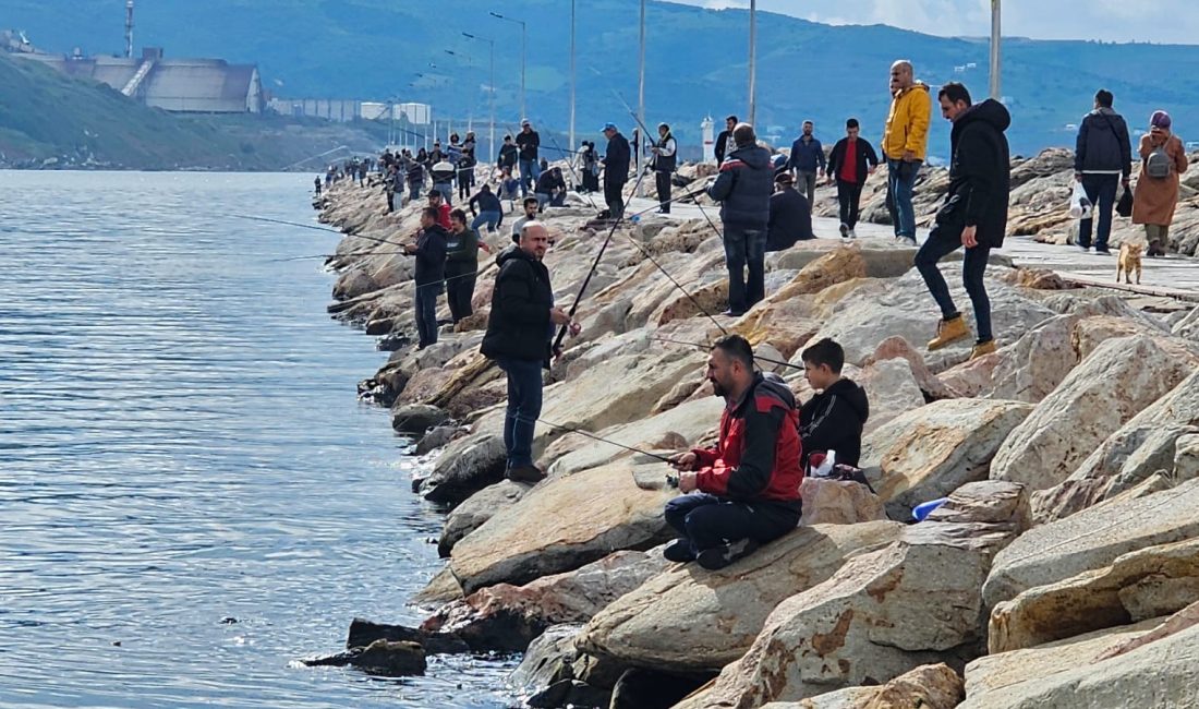 Bandırma’da hava sıcaklığının yükselmesiyle birlikte amatör balıkçılar, oltalarıyla güneşli havanın