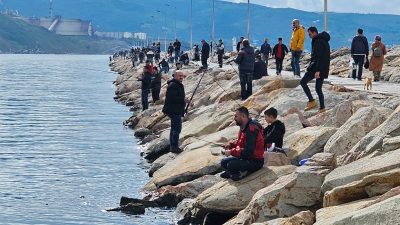 Bandırma’da hava sıcaklığının yükselmesiyle birlikte amatör balıkçılar, oltalarıyla güneşli havanın