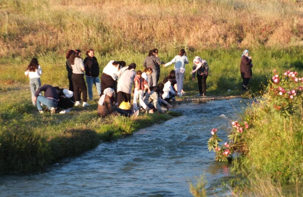 Burhaniye’de Hıdırellez kutlandı Burhaniye’de, Hıdırellez kutlama geleneği devam ediyor.Burhaniye’de Karınca Deresi kenarına gelen