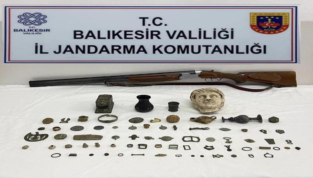 Balıkesir’de tarihi eser kaçakçılarına operasyon Balıkesir’de jandarma ekipleri iki ilçede izinsiz kazı ve tarihi eser