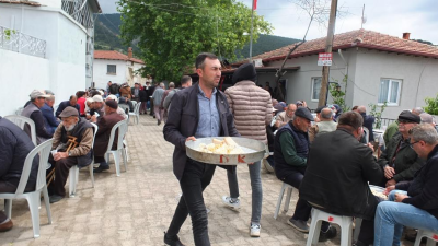 Burhaniye’de geleneksel çiftçi hayırları başladı. Dün, kırsal Dutluca mahallesinde düzenlenen