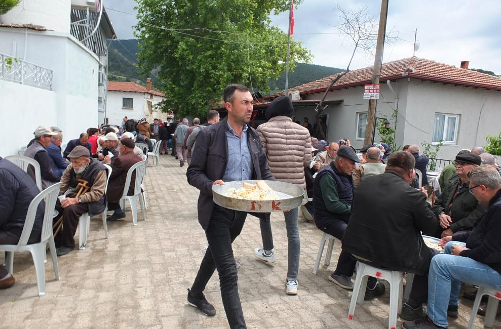 Burhaniye’de geleneksel çiftçi hayrı yüzlerce vatandaşı buluşturdu Burhaniye’de geleneksel çiftçi hayırları başladı. Dün, kırsal Dutluca mahallesinde düzenlenen