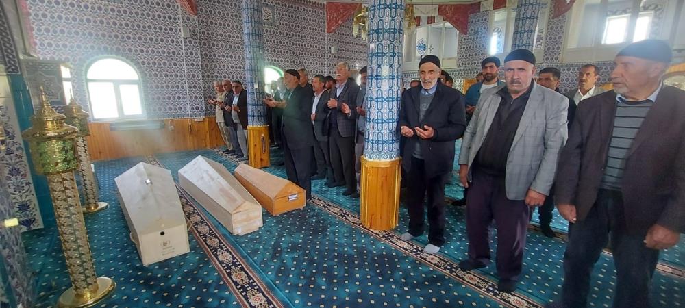 Bursa’da babaları tarafından öldürülen 3 kardeş Erzurum’da toprağa verildi Bursa’da babaları tarafından vahşice öldürülen üç kardeş, Erzurum’un Karayazı ilçesine