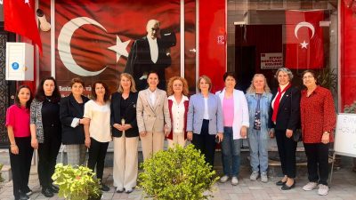 Cumhuriyet Halk Partisi Erdek Kadın Kollları Başkanı Gaye Özdiker ve