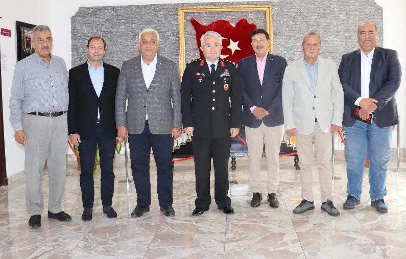 Zeytin üreticilerinden jandarmaya teşekkür Zeytin ve zeytinyağının başkenti konumundaki Balıkesir’in Körfez ilçelerinde zeytin hırsızlıklarına