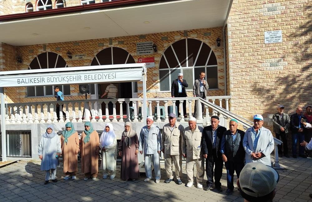 Burhaniye’de, hacca giden 14 hacı adayı dualar eşliğinde uğurlandı.Burhaniye’de hacca