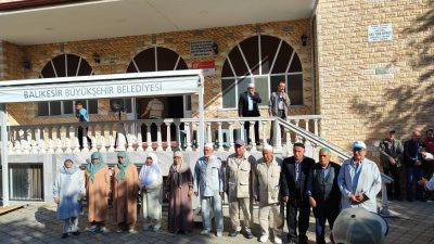 Burhaniye’de, hacca giden 14 hacı adayı dualar eşliğinde uğurlandı.Burhaniye’de hacca