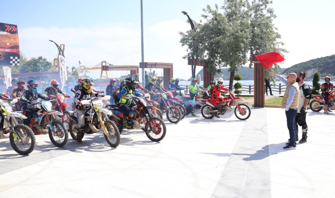 Marmara Adalar’da düzenlenen 2’nci Türkiye Enduro Marmara Adalar Buluşması’nda motosiklet