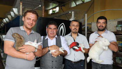 Adana’nın İmamoğlu ilçesinde öğretmenliği bırakıp devlet desteğiyle 10 tavşan ile
