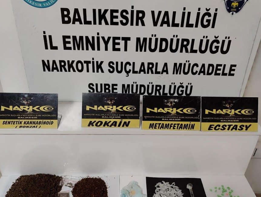 Durdurulan araç uyuşturucu deposu çıktı Balıkesir’de narkotik ekipleri tarafından uygulama noktasında durdurulan bir araçtan çok