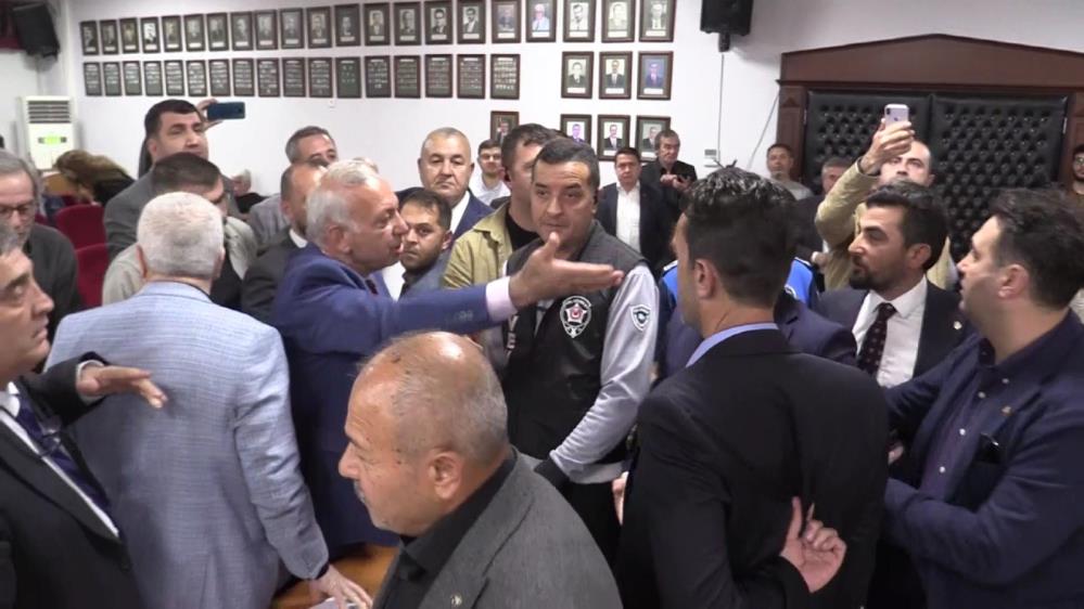Bandırma Belediye Meclisi’nde gerginlik: Canlı yayını kestiler Bandırma Belediyesi Mayıs Ayı Meclis Toplantısı’nda CHP ve AK Parti
