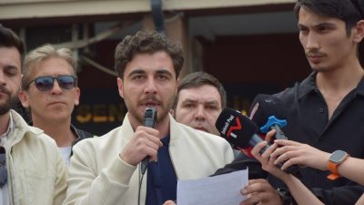 Balıkesir’de bir grup genç, motokuryelik yaparken bıçaklı saldırıda hayatını kaybeden