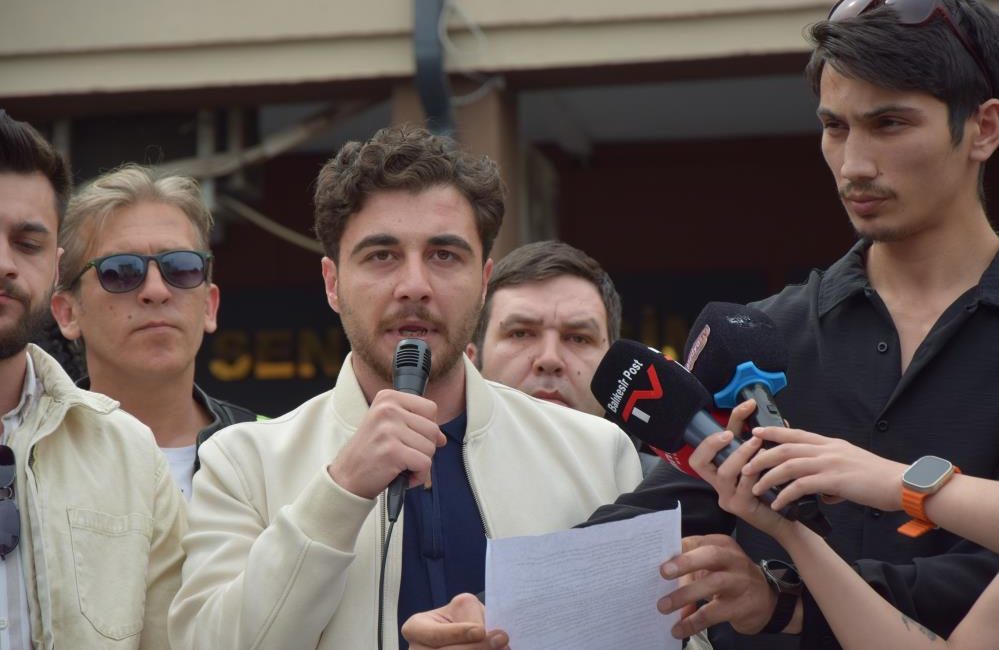 Balıkesir’de gençler Ata Emre Akman için toplandı Balıkesir’de bir grup genç, motokuryelik yaparken bıçaklı saldırıda hayatını kaybeden