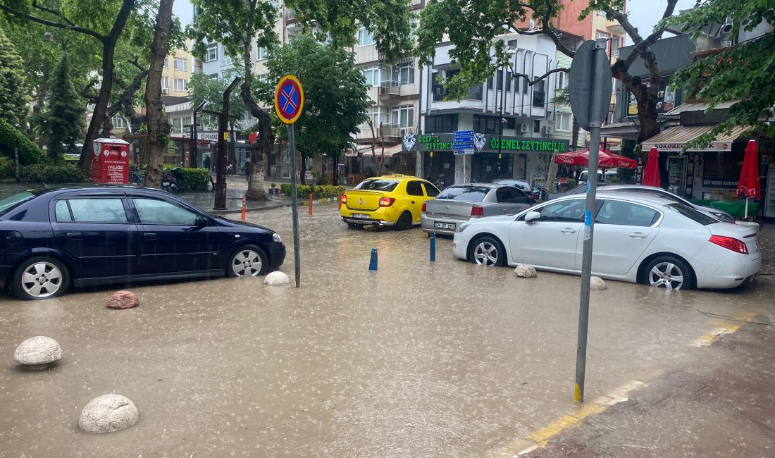 Erdek’te sağanak yağış baskınlara neden oldu Yoğun hava muhalefeti dolayısıyla Erdek’te cadde ve sokaklarda yer yer
