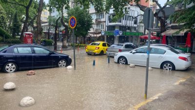 Yoğun hava muhalefeti dolayısıyla Erdek’te cadde ve sokaklarda yer yer