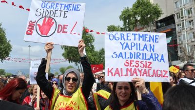 Bandırma’da yüzlerce öğretmen eğitim öğretime ara vererek, öldürülen Okul Müdürü