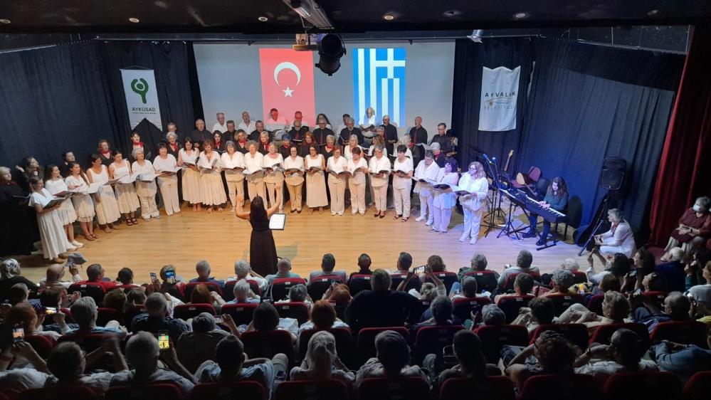 Aynı denizin şarkılarını seslendirdiler Türk ve Yunanistanlı sanatçılar tarafından seslendirilen şarkılardan oluşan “Karşı Kıyıların