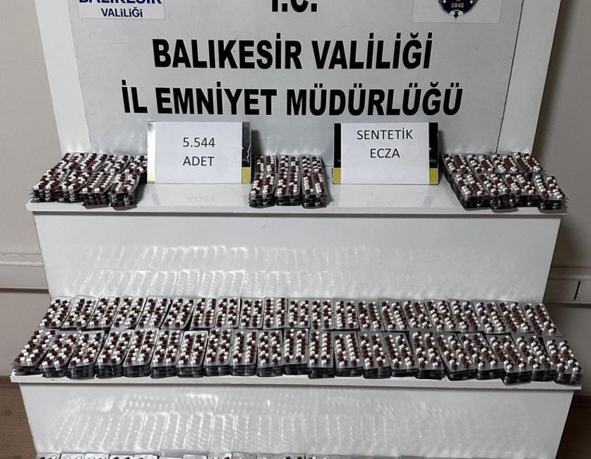 Uyuşturucu şüphelisi 2 kişiye gözaltı Balıkesir’de narkotik ekipleri bir araca yönelik gerçekleştirdiği operasyondan uyuşturucu madde