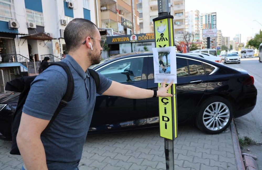 Bu ilana bir bakan bir daha bakıyor Adana’da kim tarafından asıldığı belli olmayan ve üzerinde bir erkeğin