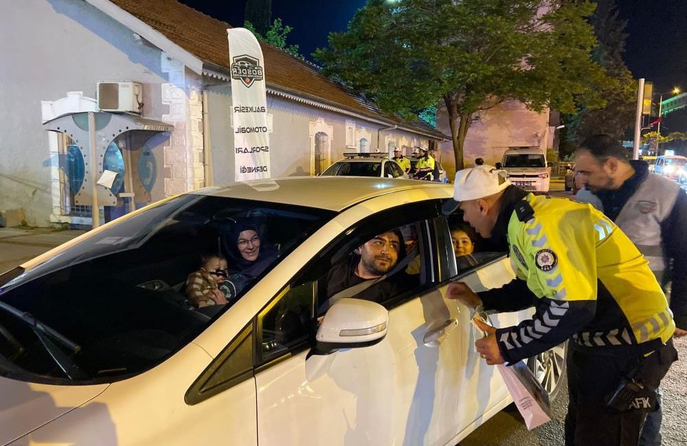 Balıkesir’de sürücülere bilgilendirme uygulaması Balıkesir’de İl Emniyet Müdürlüğüne bağlı trafik ekipleri ve Balıkesir Otomobil