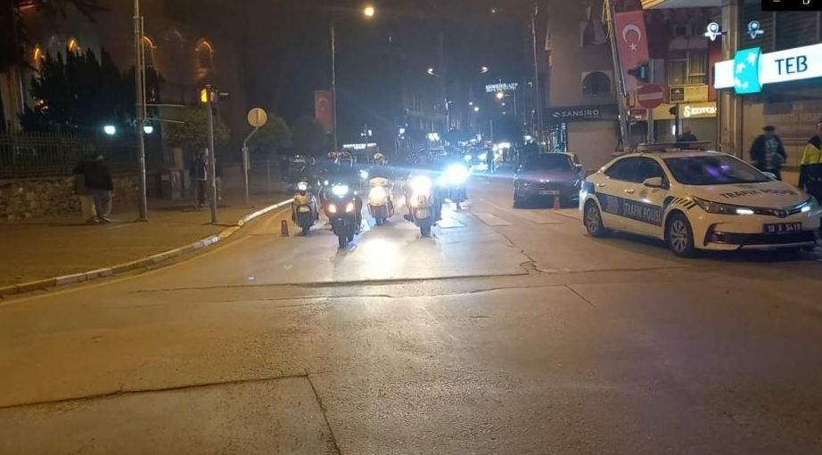 Balıkesir’de motokuryeler, üniversite eğitimini sürdürürken bir zincir restoranda kuryelik yapan