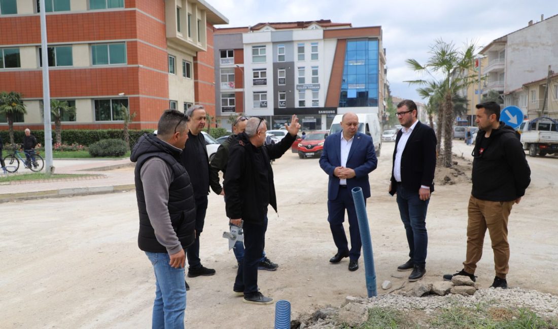 Gönen Işık Caddesi’nde yapılan çalışmaları yerinde inceleyen Gönen Belediye Başkanı