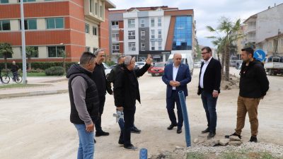 Gönen Işık Caddesi’nde yapılan çalışmaları yerinde inceleyen Gönen Belediye Başkanı
