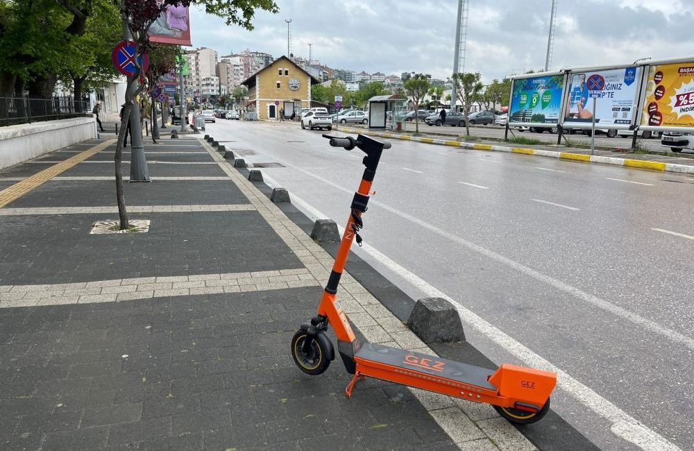 Bandırma’da e-scooterlar trafiği tehlikeye sokuyor Bandırma’da 2023 yılının Şubat ayında hizmete giren e-scooterlar trafiği olumsuz