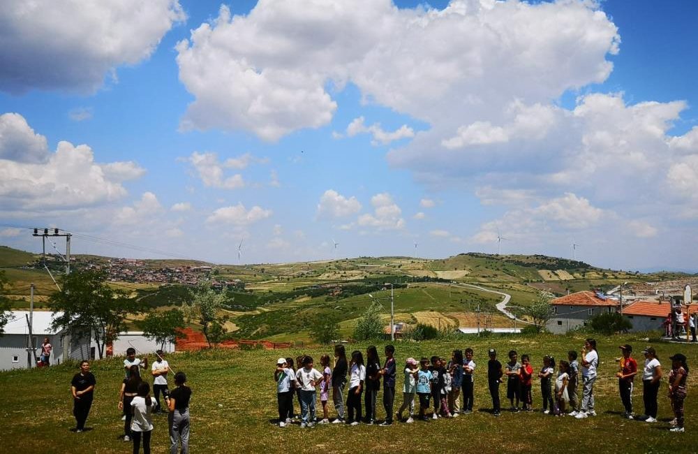 100 çocuk doğada şenlik havasında oyun oynadı Geleneksel çocuk oyunları projesi kapsamında 100 öğrenci Kırsal Kabakdere mahallesinde