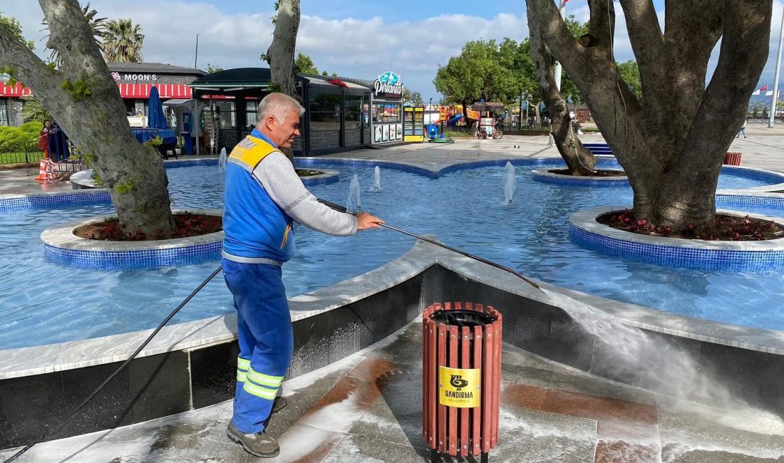 Bandırma’nın kalbi konumundaki Sevgi yolu ve Cumhuriyet Meydanı, belediye ekipleri