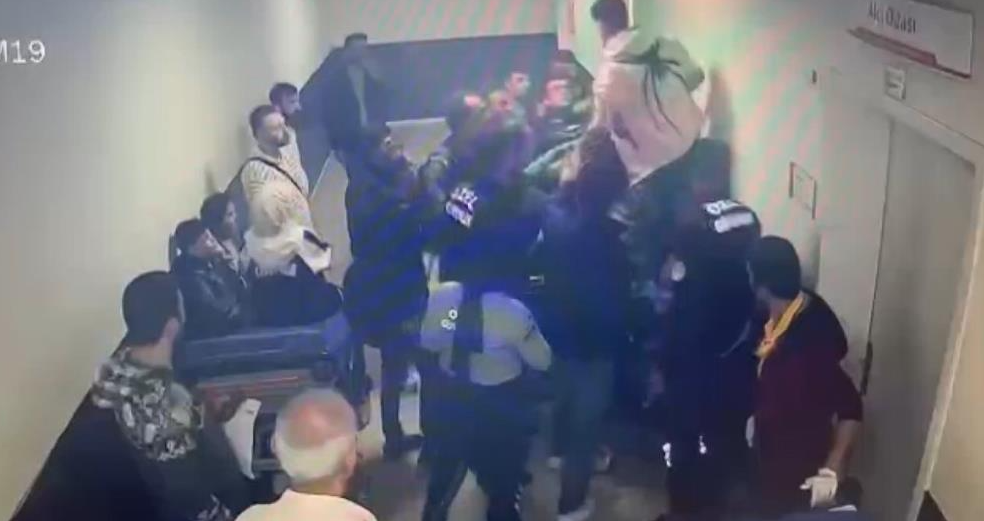 İstanbul’da motosiklet kazasında yaralanan genç, kendisine koridorda sedyenin üstünde müdahale