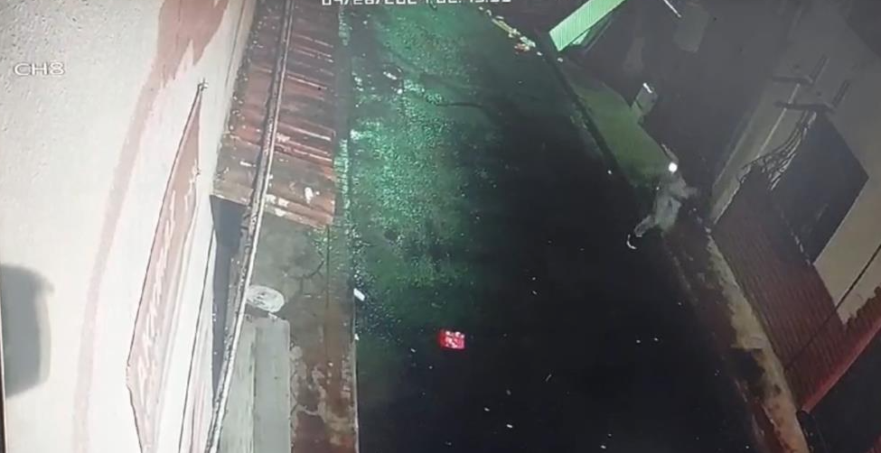 Silahla kendini vurdu, polis kan izlerini takip edip oyununu bozdu Tarlabaşı’nda eski eşine kızan şahıs, silahla kendini bacaklarından vurup yaraladı.