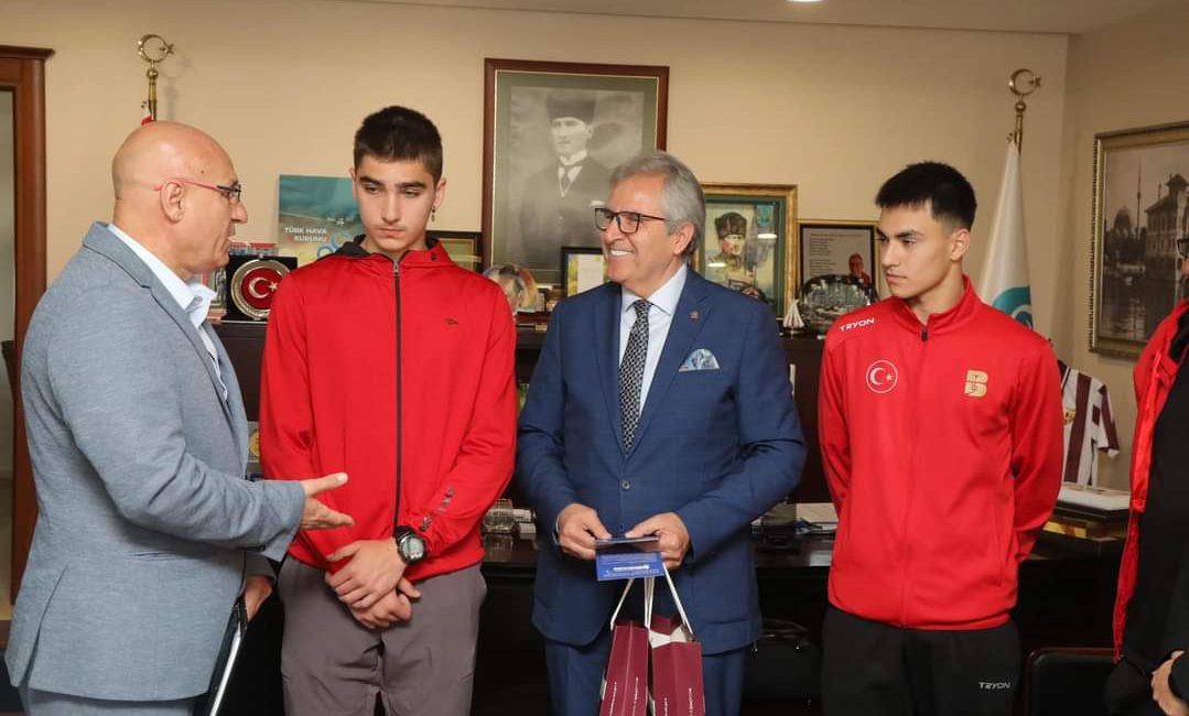 Başkan Mirza Bandırma’nın başarılı sporcularını tebrik etti Bandırma Belediye Başkanı Dursun Mirza, gösterdikleri başarılı performans ile Milli