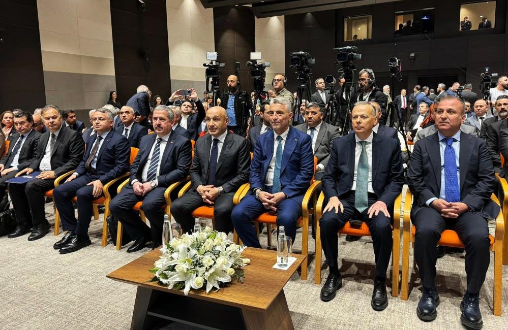 Dış ticaret açığı yılın ilk 4 ayında yüzde 30,5 azaldı Nisan ayına ilişkin dış ticaret rakamlarını açıklayan Ticaret Bakanı Ömer