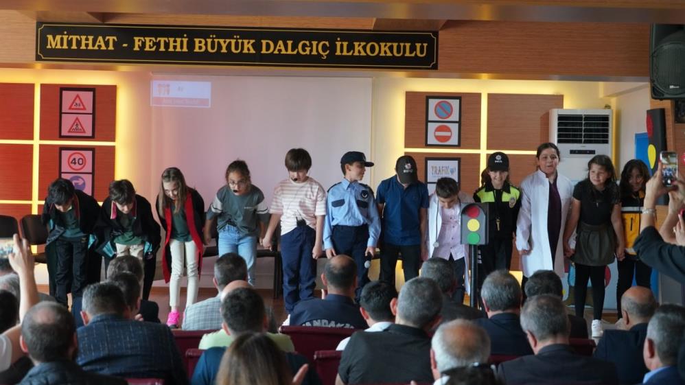 Trafik ve İlk Yardım Haftası Edremit ilçesinde düzenlenen törenlerle kutlandı.