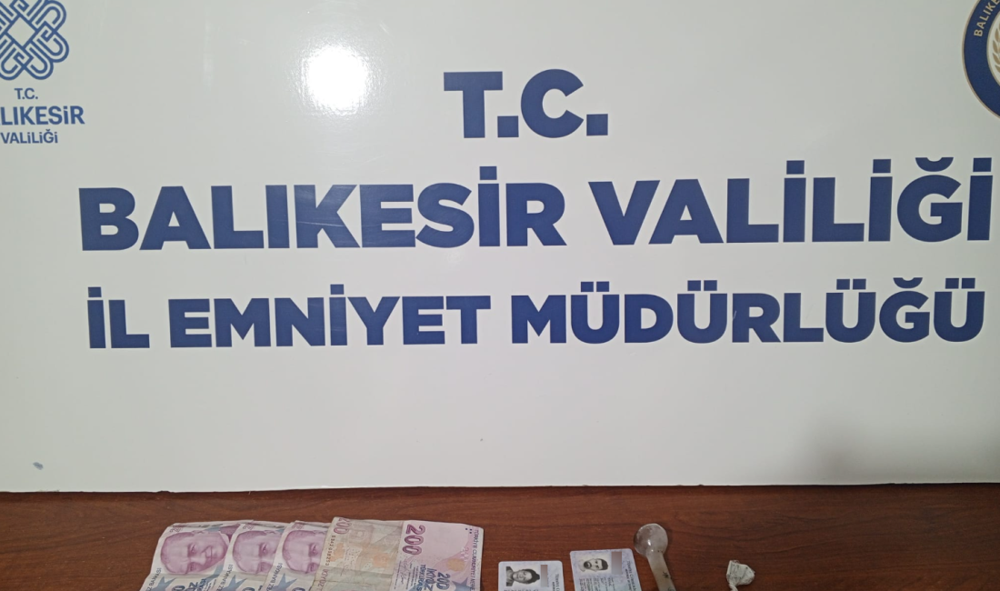 Uyuşturucu kullanıcıları Bandırma’da kıskıvrak yakalandı Bandırma’da uyuşturucu kullandığı tespit edilen şüpheliler tutuklanarak cezaevine gönderildi.Bandırma İlçe
