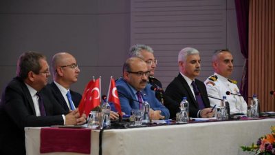 Balıkesir Valisi İsmail Ustaoğlu mahalle muhtarları ile bir araya geldiği
