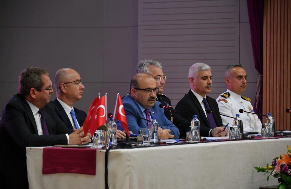 Balıkesir Valisi İsmail Ustaoğlu mahalle muhtarları ile bir araya geldiği