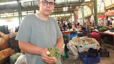 Burhaniye’de pazarcılık yapan babasına yardım eden 14 yaşındaki Cesur Üzmez,