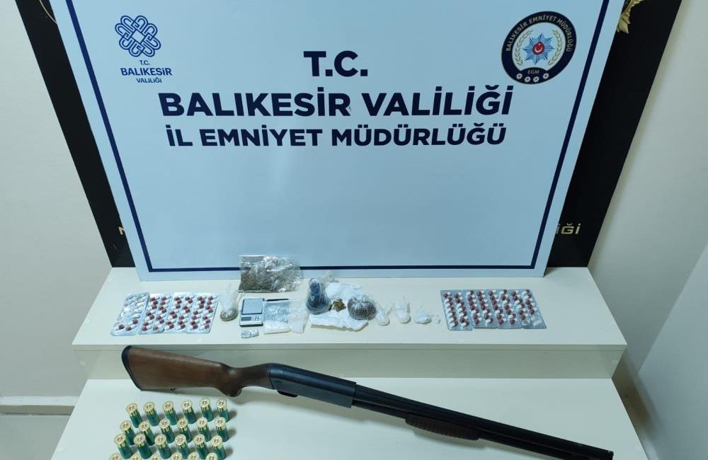 Bandırma’da uyuşturucu operasyonu: 2 kişi tutuklandı Bandırma’da uyuşturucu ticareti yaptığı tespit edilen 2 şüpheli yapılan operasyon