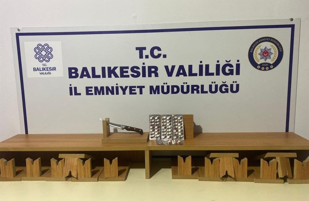 Üst aramasında 50 uyuşturucu, uyarıcı hap yakalandı Edremit’te polis tarafından durumundan şüphelenilen bir kişinin üzerinde yapılan aramada
