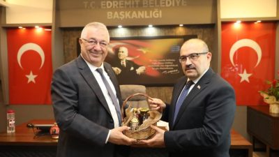 Balıkesir Valisi İsmail Ustaoğlu, Edremit Belediye Başkanı Mehmet Ertaş’ı ziyaret