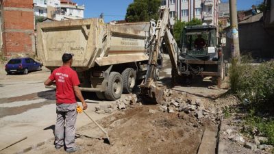 Edremit Belediyesi, ilçe genelinde yolların düzenlenmesi için yoğun bir çaba
