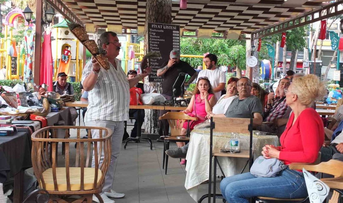 Burhaniye’de ikinci el mezadı ilgi gördü Burhaniye'de, Şehit Turhan Bayraktar Parkında yaklaşık 3 yıldır düzenlenen ikini