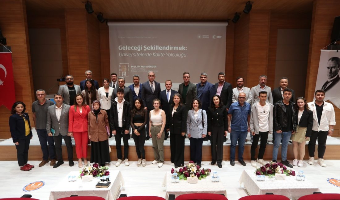 BANÜ’de gerçekleştirilen “Geleceği Şekillendirmek: Üniversitelerde Kalite Yolculuğu” konferansında öğrencilere, Kalite