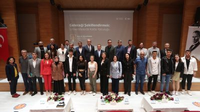 BANÜ’de gerçekleştirilen “Geleceği Şekillendirmek: Üniversitelerde Kalite Yolculuğu” konferansında öğrencilere, Kalite