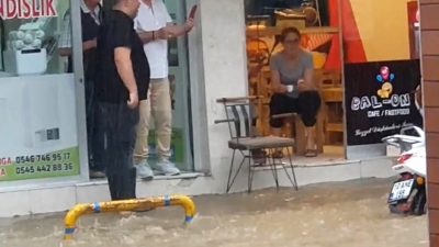 Edremit’te dolu ile beraber yoğun yağmur etkili oldu. Ana yollar